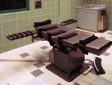 Οι συγγενείς των θυμάτων θα παρακολουθήσουν τις τελευταίες στιγμές του δράστη