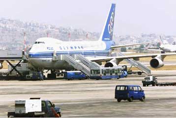 Τα βυτιοφόρα τροφοδοτούν κανονικά τα αεροσκάφη με καύσιμα