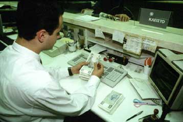 Χαμηλότερα των στόχων τα δημόσια έσοδα του Μαρτίου