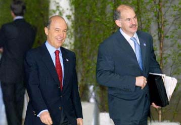 Με τον ΥΠΕΞ συναντήθηκε ο Σημίτης – Ικανοποίηση για τη μείωση των τουρκικών εξοπλισμών