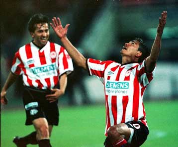 Πέντε φορές άλλαξε χέρια η πρόκριση, αλλά βάφτηκε «ερυθρόλευκη» με 5-4