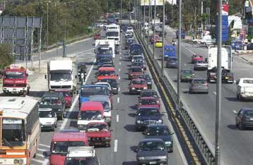 Αυξημένη η κίνηση στις εθνικές οδούς – Χιλιάδες Αθηναίοι εγκαταλείπουν την πρωτεύουσα