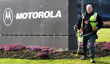 Προειδοποιεί για διευρυμένες ζημίες το β τρίμηνο, λιγότερες πωλήσεις το 2001