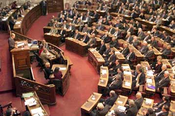 Aρνητική η στάση των πολιτών απέναντι σε κόμματα και συνδικάτα