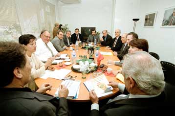 Τα μέλη του ΠΑΣΟΚ απέφυγαν να συζητήσουν τα «καυτά» θέματα