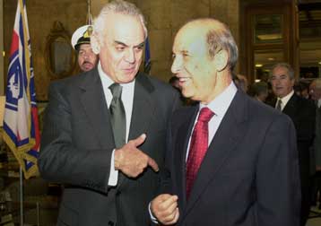 Μετά το Πάσχα η συνάντηση Ακη – Σημίτη, με στόχο να πέσουν οι τόνοι