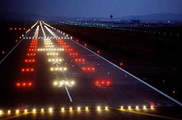 Με αεροπλάνα και βαπόρια άρχισαν να εγκαταλείπουν την πρωτεύουσα οι Αθηναίοι