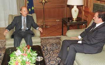 Aλλαγές στα κόμματα ζητά το κοινό από πολιτικούς αρχηγούς που χάνουν έδαφος