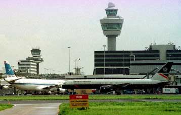 Στις φλόγες ο τερματικός σταθμός του αεροδρομίου του Αμστερνταμ