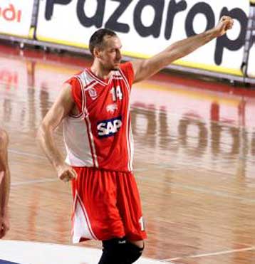 Χαρούμενος δηλώνει ο Ντίνο Ράτζα για τη νίκη του Ολυμπιακού