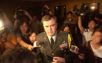 Δύο συναντήσεις την ημέρα με το πλήρωμα του ΕΡ-3 ζητούν οι Αμερικανοί αξιωματούχοι