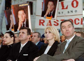 Μεταρρυθμίσεις ή αφανισμό προβάλλει για το δημοψήφισμα ο Τζουγκάνοβιτς