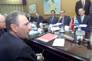 Ψευδή τα περί ελληνικής οικονομικής βοήθειας, δηλώνει το ΥΠΕΞ