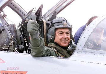 Δεν περικόπτονται οι αμυντικές δαπάνες, απλώς… αναδιατάσσονται, δηλώνει ο Αποστολάκης