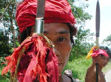 Με κλιμάκωση της βίας απειλούν τους μετανάστες οι αυτόχθονες του Βόρνεο