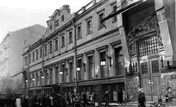 Πρόσωπα από τραγούδια των θρυλικών «σκαθαριών» ζωντανεύουν σε σκηνή της Μόσχας