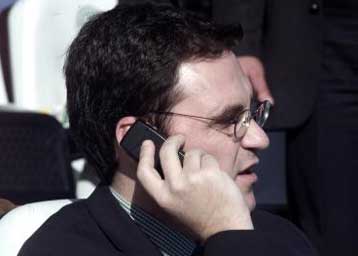 Αναμείνατε στο ακουστικό σας…