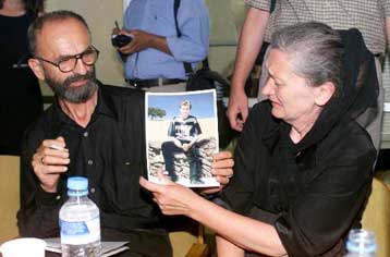 Οι γονείς του 17χρονου Σέρβου που σκοτώθηκε από αστυνομικό αξιώνουν τέσσερα δισ. δραχμές