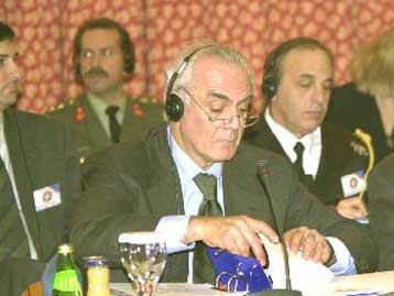 Παραμύθια χαρακτήρισε τα δημοσιεύματα περί παραίτησής του ο ΥΠΕΘΑ