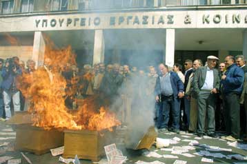 Επεισόδια έξω από το υπουργείο Εμπορικής Ναυτιλίας