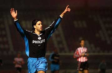 Αναζητεί ενίσχυση για να ξυπνήσει τη Γιουνάιτεντ, χτυπά ξανά Φαν Νίστελροϊ