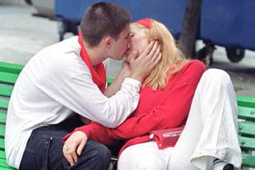 Οι γυναίκες μυρίζουν ευχάριστα όταν βρίσκονται στη γόνιμη φάση του κύκλου τους