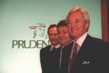 «Σφήνα» της AIG στη συμφωνία μεταξύ Prudential και American General