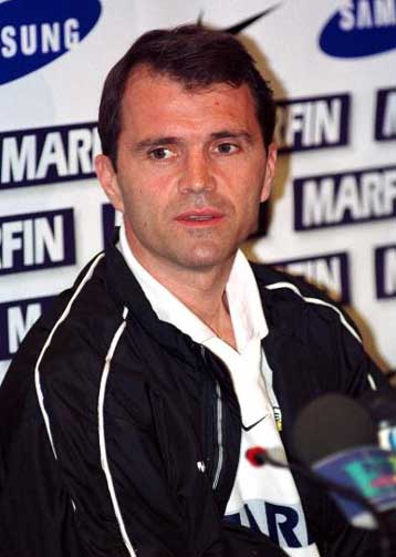 Η ΑΕΚ υποστέλλει εύκολα τις… σημαίες της, λέει ο Σαβέβσκι