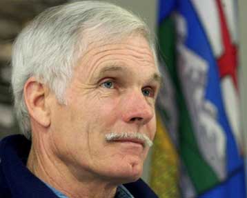 Ο… κύριος CNN στο NTV; Ο Τεντ Τέρνερ αγοράζει το 25% του τηλεοπτικού δικτύου του Γκουζίνσκι