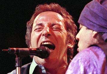 Νέο διπλό live άλμπουμ και συνεργασία με την E Street Band