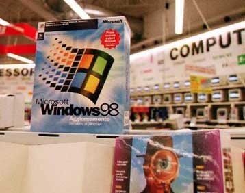 Η Microsοft κυνηγά τους διαδικτυακούς πειρατές των προγραμμάτων της