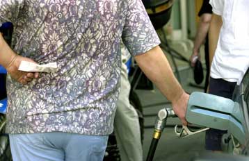 Την ανιούσα ακολουθούν οι τιμές της βενζίνης