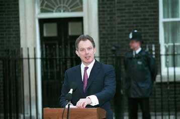 Ευρύ προβάδισμα Μπλερ επί των Τόρις μετά την απόφαση για αναβολή των εκλογών