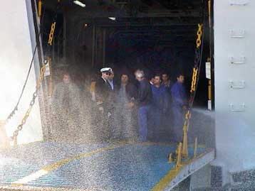 Τρία μέλη συνεργείου επισκευών τραυματίστηκαν στο μόλο της Δραπετσώνας