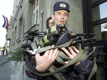 Μεταξύ Χάγης και θανατικής ποινής ο τέως πρόεδρος, κατά το Σέρβο υπουργό Εσωτερικών