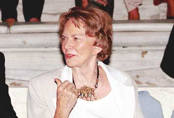 Μεσεγγύηση για τις επιστολές της μητέρας του ΥΠΕΞ προς το γιο της