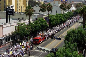 Σφίγγει ο κλοιός με ορατή την κινητοποίηση των σεναριογράφων