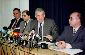 Απειλούνται η δημοσιονομική σταθερότητα και οι κοινωνικές παροχές