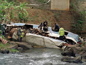 Τουλάχιστον 13 νεκροί από σύγκρουση λεωφορείων