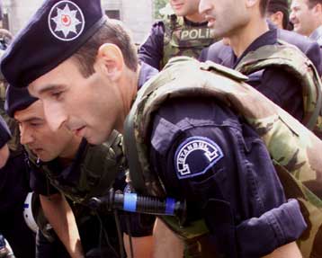 Πυρά αγνώστων κατά περιπολικού στην Κωνσταντινούπολη