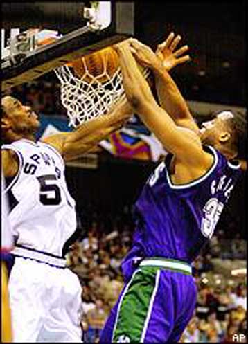 Πέρασαν πάλι νικηφόρα με 86-77 επί του Σαν Αντόνιο