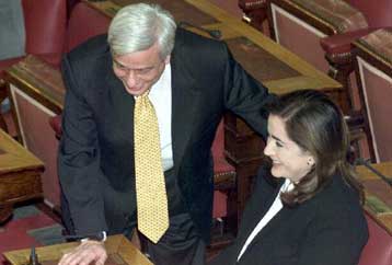 Ικανοποίηση από Ντόρα και Παυλόπουλο για την πρωτοβουλία Καραμανλή