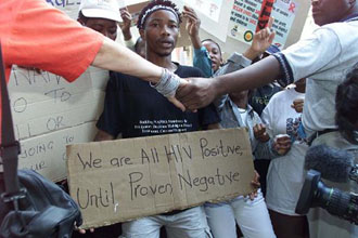 Οι φαρμακοβιομηχανίες υποχωρούν: Αποσύρθηκε η αγωγή κατά της Ν.Αφρικής