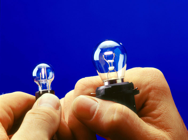 Λαμπτήρες αυτοκινήτου για μια ζωή από Mercedes-Benz και Philips