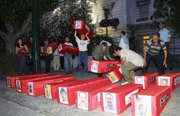 Διαμαρτυρία στο υπουργείο Εξωτερικών για τους νεκρούς στα τουρκικά κελιά