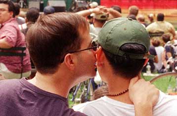 Ανησυχητικά υψηλός ο ρυθμός μετάδοσης του AIDS στους ομοφυλόφιλους στις ΗΠΑ