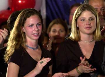 Οι κόρες του προέδρου Μπους προσπάθησαν να αγοράσουν παράνομα αλκοόλ