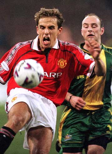 Ο Φιλ Νέβιλ υπέγραψε για έξι ακόμη χρόνια στη Γιουνάιτεντ