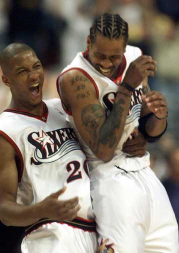 Η Φιλαδέλφεια δραματικό 89-88 και 3-2 το Μιλγουόκι