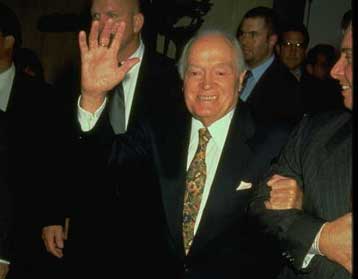 Τα 98 χρόνια του γιόρτασε ο Μπομπ Χόουπ